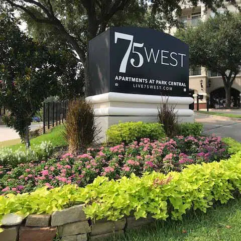 75 West Apartments in Dallas, Texas landscaping